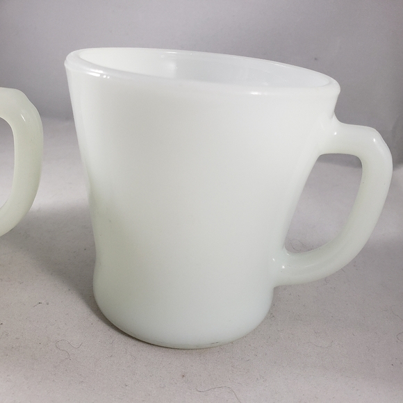 Pair of Anchor Hocking 'D Handle' Milk Glass Mugs Style 1212 - Picture 8 of 10